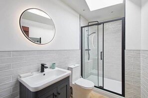 Shower, hair dryer, towels, shampoo - Host & Stay | Heather Cottage (Hutton-le-Hole)