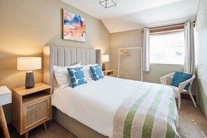 3 makuuhuonetta, työpöytä, silitysrauta/-lauta, vuodevaatteet