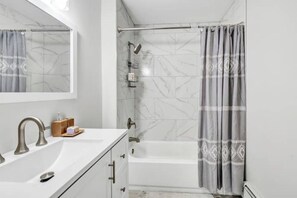 シャワー、ヘアドライヤー、タオル、石鹸