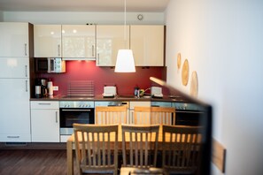 apartman | Privát konyha | Hűtőszekrény, főzőlap, mosogatógép és kávéfőző