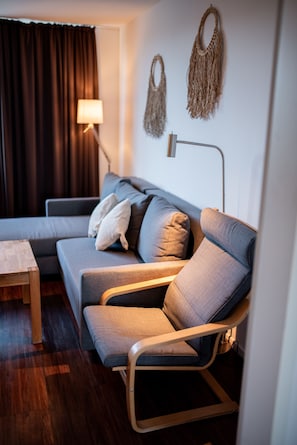 Apartment | Living area | 50-inch TV with cable channels - Apartments am Südkanal (Hamburg)