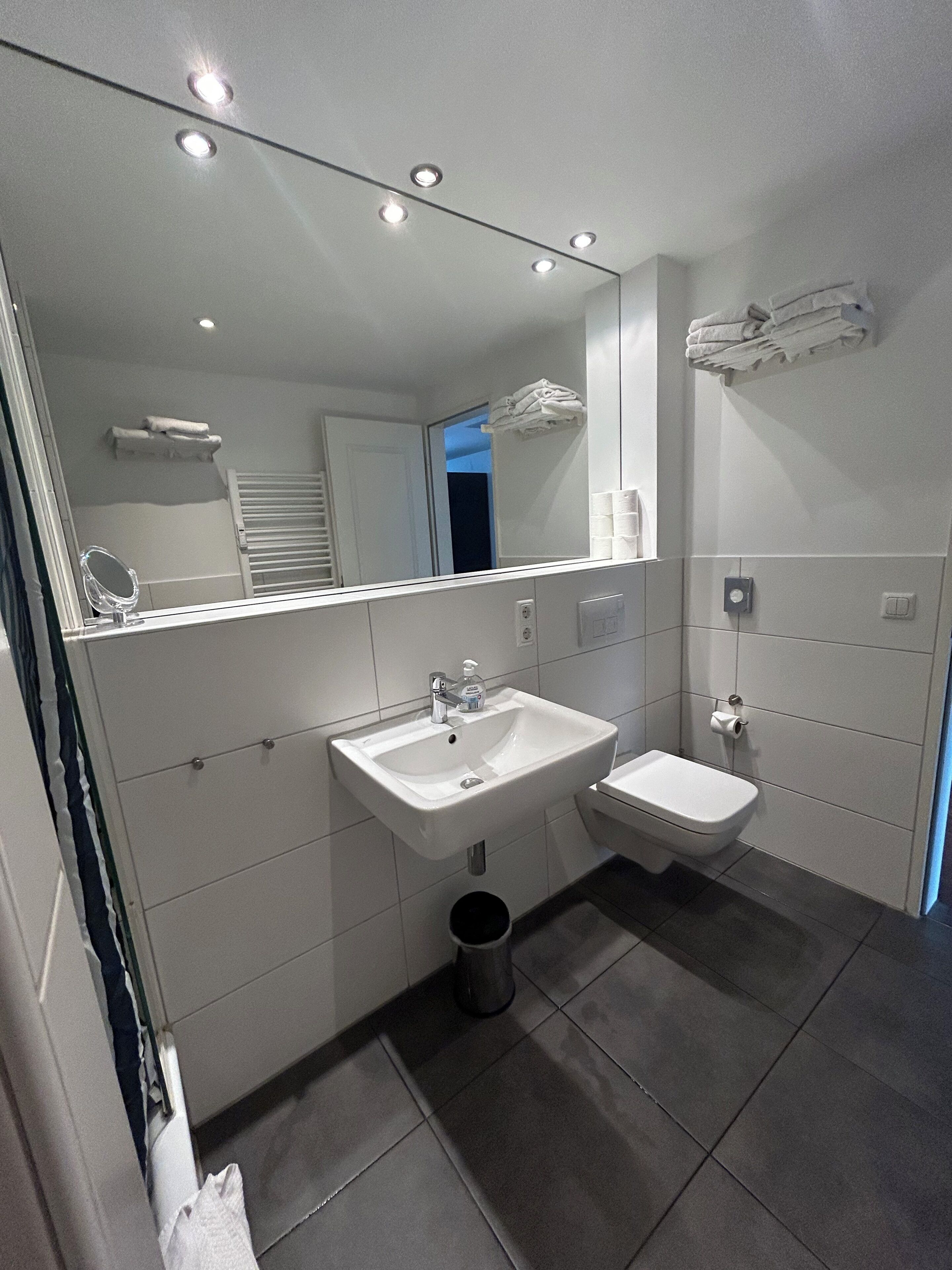 Apartment | Bathroom | Shower, hair dryer, towels, soap