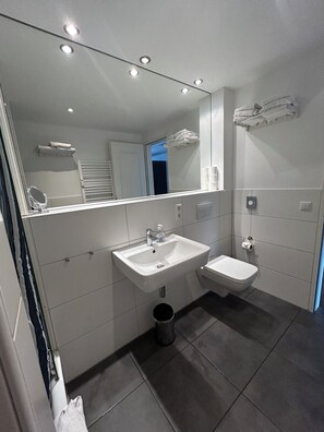 apartman | Fürdőszoba | Zuhanyzó, hajszárító, törölközők és szappan