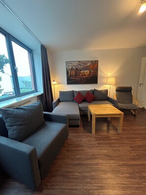 Apartment | Living area | 50-inch TV with cable channels - Apartments am Südkanal (Hamburg)