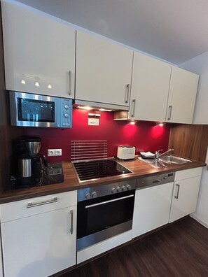 Fridge, stovetop, dishwasher, espresso maker - Apartments am Südkanal (Hamburg)