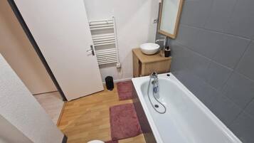 Serviettes fournies, savon, papier toilette