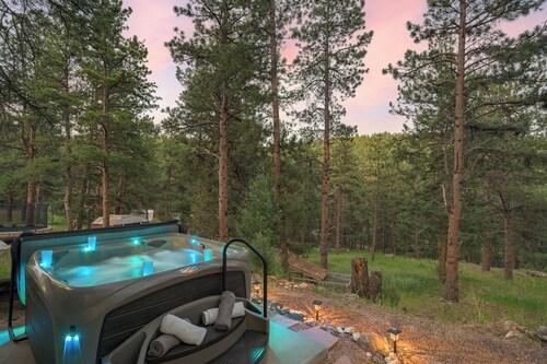 Southwest Mountain Getaway w/ Hot Tub & Game room, Pet-friendly