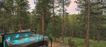 Southwest Mountain Getaway w/ Hot Tub & Game room, Pet-friendly