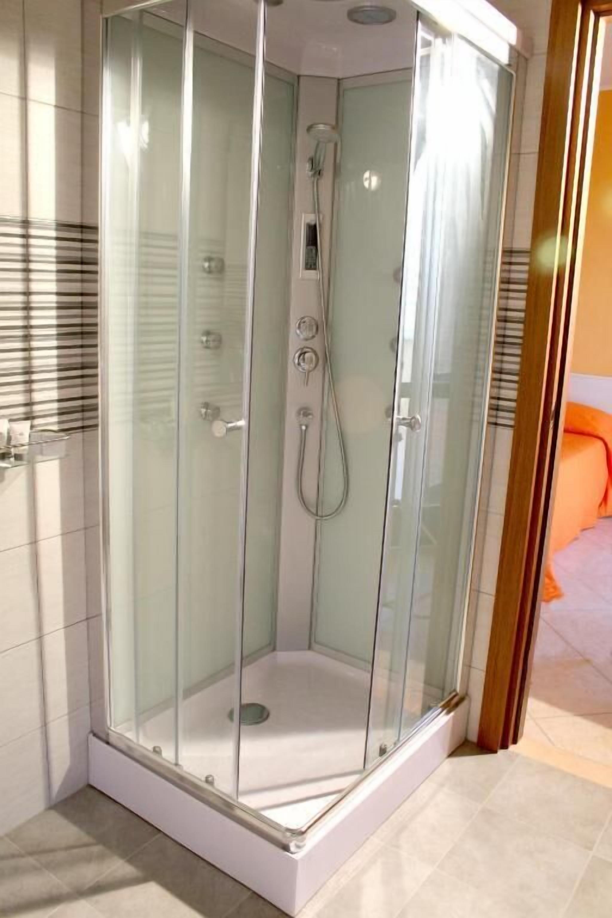 Chuveiro, produtos de toalete grátis, secador de cabelo 