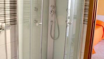 Doccia, set di cortesia gratuito, asciugacapelli, asciugamani