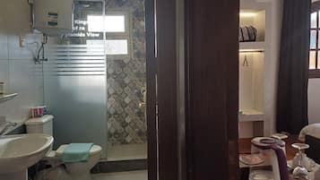 Deluxe Single Room, Garden View | Bathroom | Rainfall showerhead, hair dryer, bidet, towels