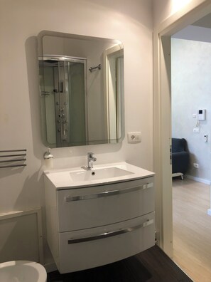 Douche, sèche-cheveux, bidet, serviettes fournies