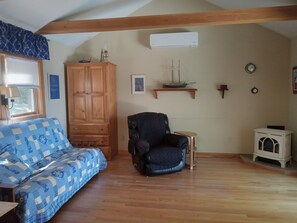 智能電視、壁爐、書籍