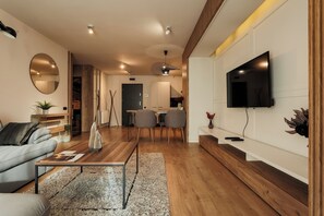 Appartement Affaires, balcon, vue jardin | Coin séjour | Télévision à écran plat