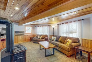 TV, fireplace - *Lake/Mtn View*Hot Tub*Firepace*Game Room* (Greenville)