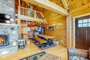 Dining - *Lake/Mtn View*Hot Tub*Firepace*Game Room* (Greenville)