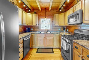 Fridge, microwave, oven, stovetop - *Lake/Mtn View*Hot Tub*Firepace*Game Room* (Greenville)