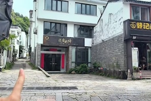 A street with buildings, a shop with a red awning, and a sign with Chinese characters. - lingfeng63 (Yueqing)