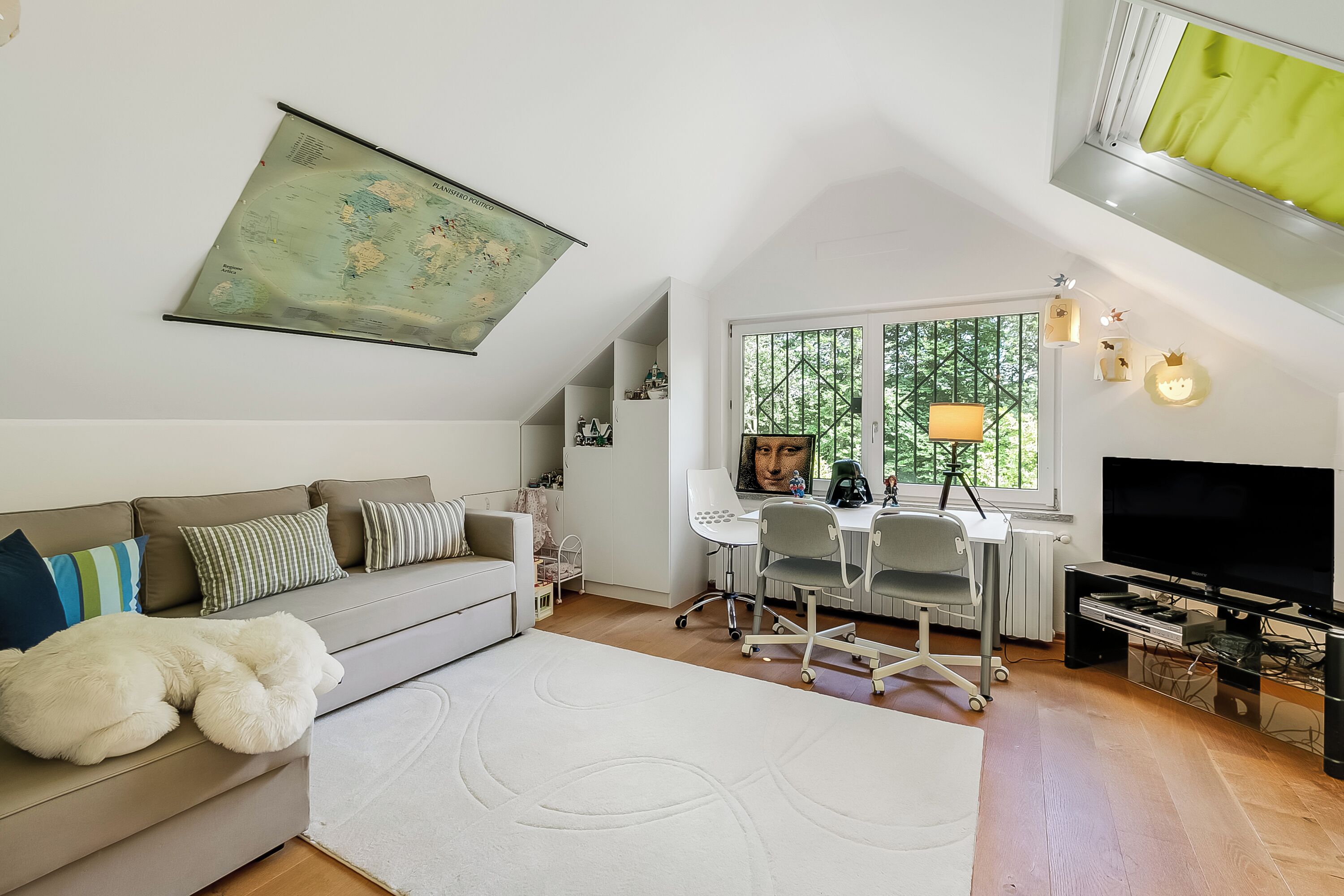 Villa familiare, camere multiple, lato montagna (Il Gioiellino Pool and Sauna) | Area soggiorno | TV a schermo piatto, caminetto, impianto stereo