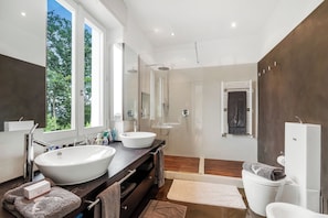 Family Villa, 4 Bedrooms, Balcony, Mountainside (Il Gioiellino Pool and Sauna) | Bathroom