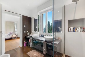 Family Villa, Multiple Bedrooms, Mountainside (Il Gioiellino Pool and Sauna) | Bathroom
