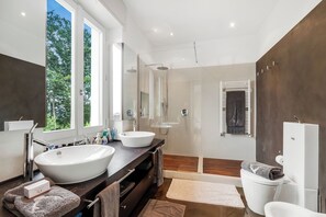 Badkar och dusch, hårtork, bidé och handdukar