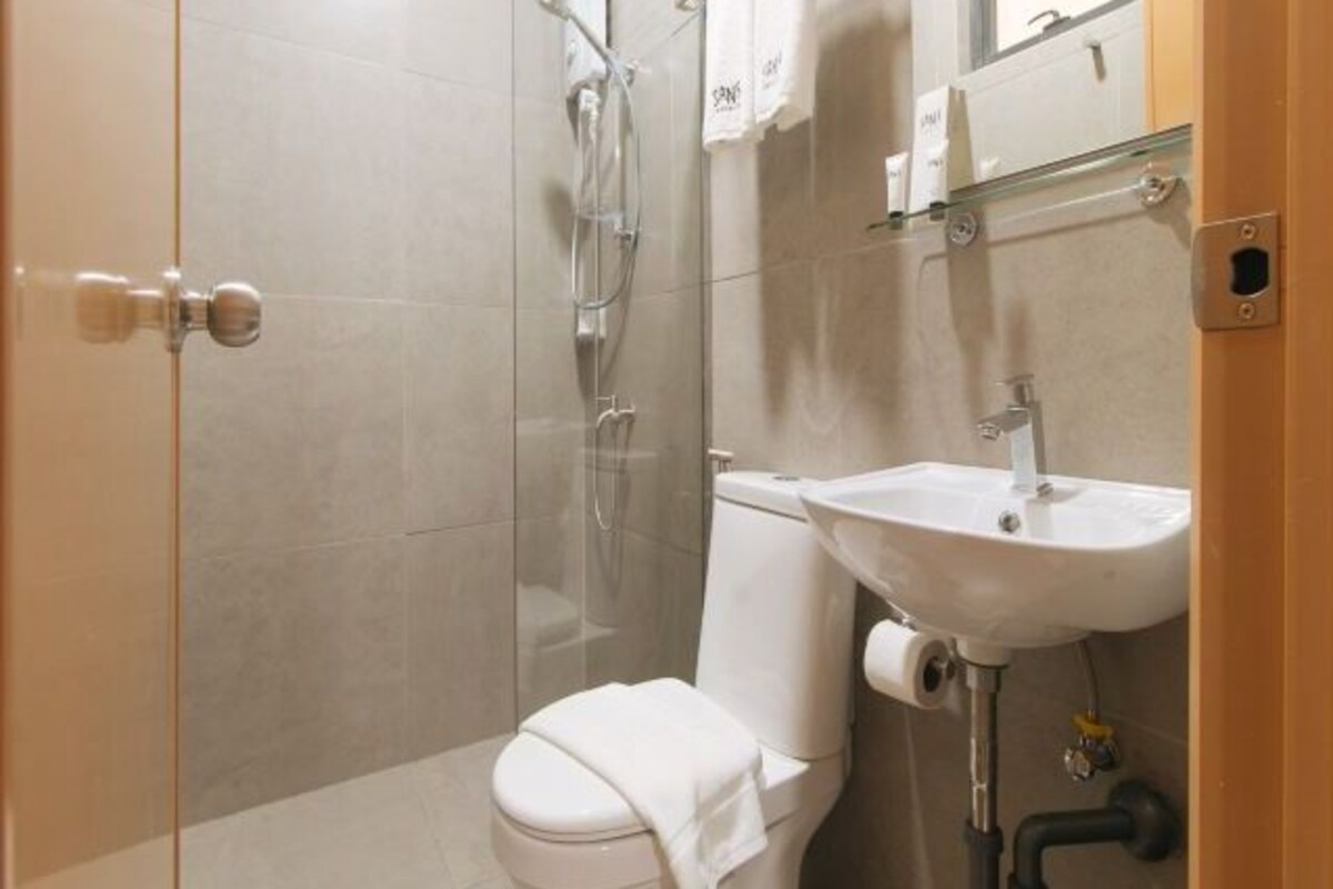 Un baño con inodoro, ducha y lavabo.