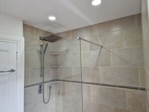 Shower, hair dryer, towels - Kildonan House Village Centre Sleep 8 With hot tub (Ullapool)