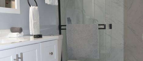 Serviettes fournies, savon, shampoing, papier toilette