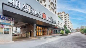 المنشأة من الخارج