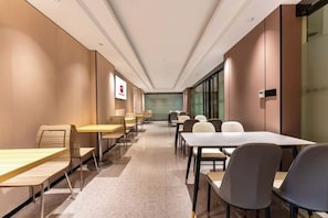 A conference room with tables and chairs arranged for meetings. - Bohan Hotel (Guangzhou Financial City – Tangxia Metro Station Branch) (Guangzhou)