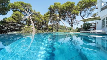 Outdoor pool, pool umbrellas, sun loungers