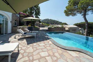 Outdoor pool, pool umbrellas, sun loungers - Villa L'Ara (Capri)