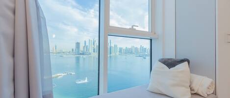 Deluxe-Apartment, Balkon, Meerblick | 1 Schlafzimmer, Schreibtisch, Bügeleisen/Bügelbrett, kostenloses WLAN