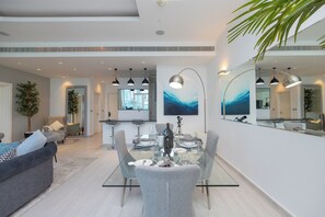 Deluxe Apartment, Balcony, Sea View | Dining room