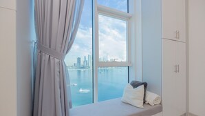 Căn hộ Deluxe, ban công, quang cảnh biển | 1 phòng ngủ, bàn, bàn ủi/dụng cụ ủi quần áo 