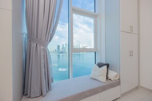 华丽公寓, 阳台, 海景 | 1 多间卧室、办公桌、熨斗/熨衣板、免费 WiFi