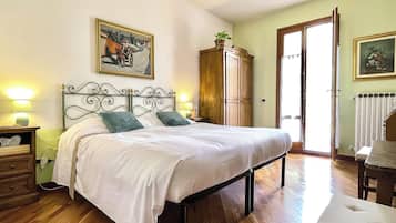 Standard Double Room, 1 King Bed, Non Smoking, Private Bathroom | Room amenity