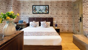 Business Room, Non Smoking, Private Bathroom | 1 bedroom, desk, laptop workspace, iron/ironing board