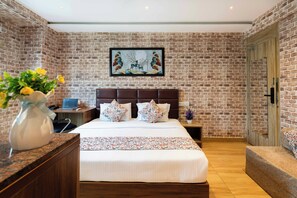 1 bedroom, desk, laptop workspace, iron/ironing board - Hotel Nevesa Mahadevapura (Bengaluru)