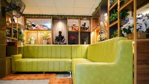 Business Room, Non Smoking, Private Bathroom | Living area