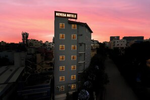 Vista frontal de la propiedad