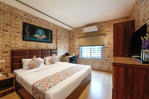 Luxury Room | 1 bedroom, desk, laptop workspace, iron/ironing board