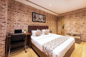 Luxury Room | 1 bedroom, desk, laptop workspace, iron/ironing board - Hotel Nevesa Mahadevapura (Bengaluru)