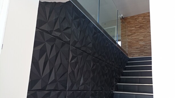 A staircase with a geometric patterned wall and a wooden wall at the top. - Villa 110m2 Avec Piscine Très Bonne Emplacement 10mn à Pied Plages et Commerces (Mèze)
