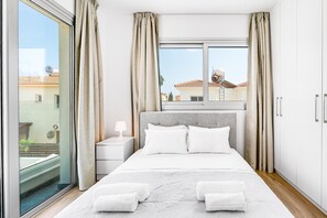 3 slaapkamers, een strijkplank/strijkijzer, wifi, beddengoed