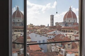 A view of a cityscape with historic buildings and a prominent dome structure. - Stunning Attic Apartment with Elevator in Florence City Center
 (Firenze)