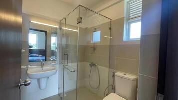 Douche, articles de toilette gratuits, serviettes fournies, savon