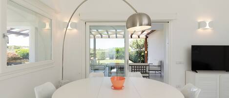 Deluxe villa, 4 slaapkamers, uitzicht op tuin | Dineren op de kamer