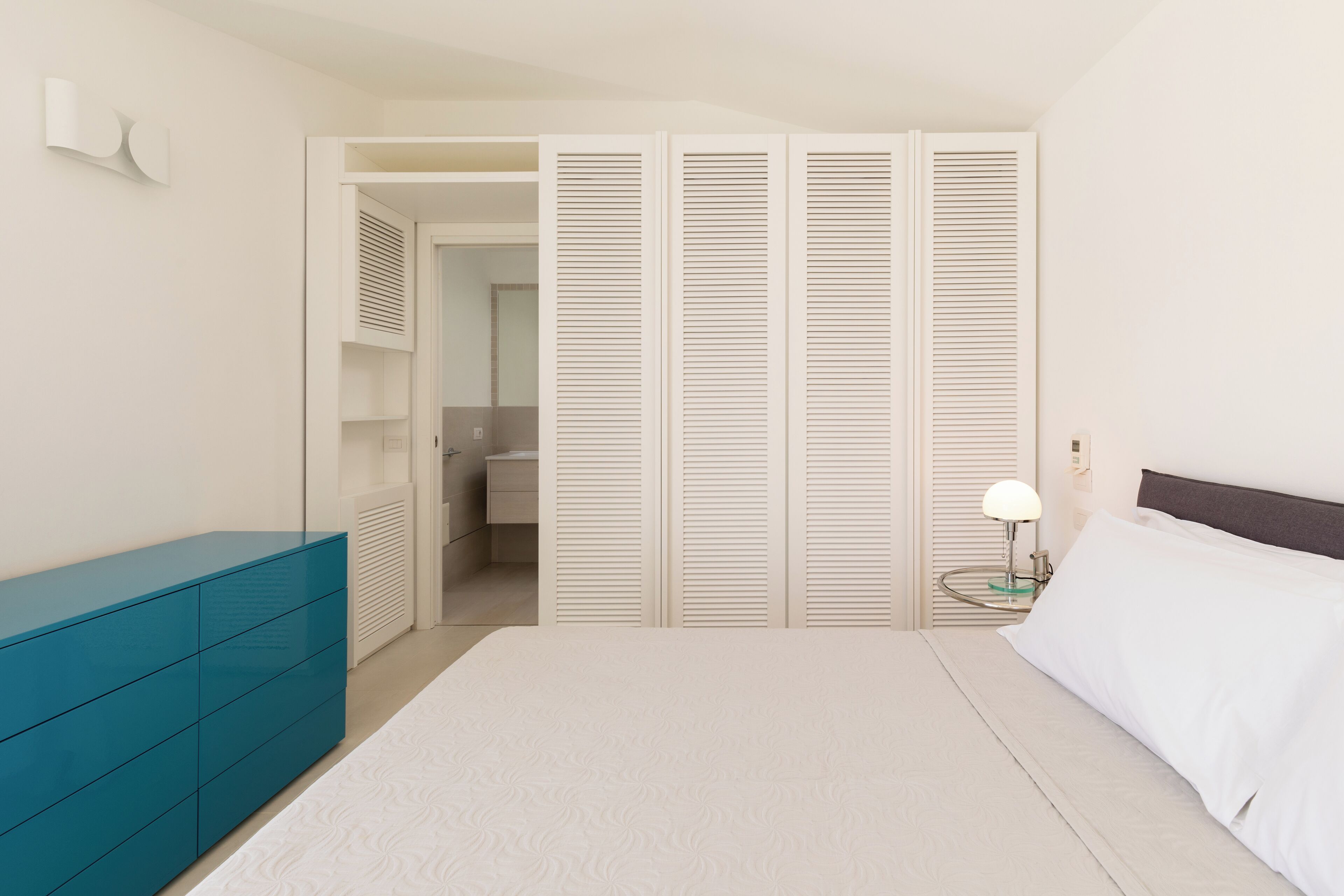 4 bedrooms, iron/ironing board, free cots/infant beds, bed sheets